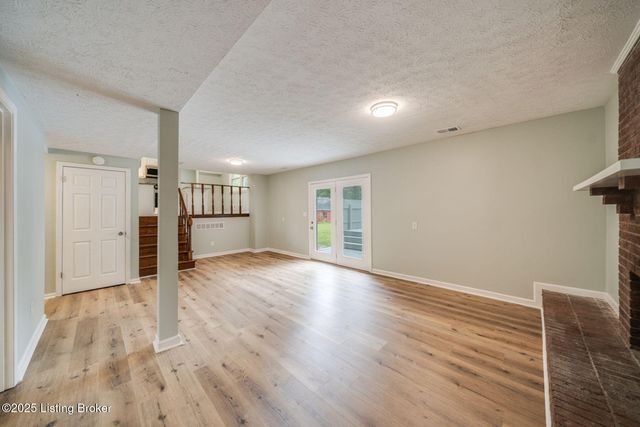 2907 Carden Ln, La Grange, KY 40031