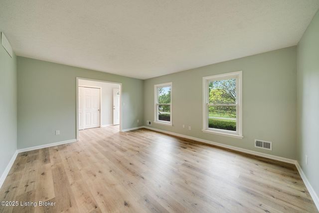 2907 Carden Ln, La Grange, KY 40031