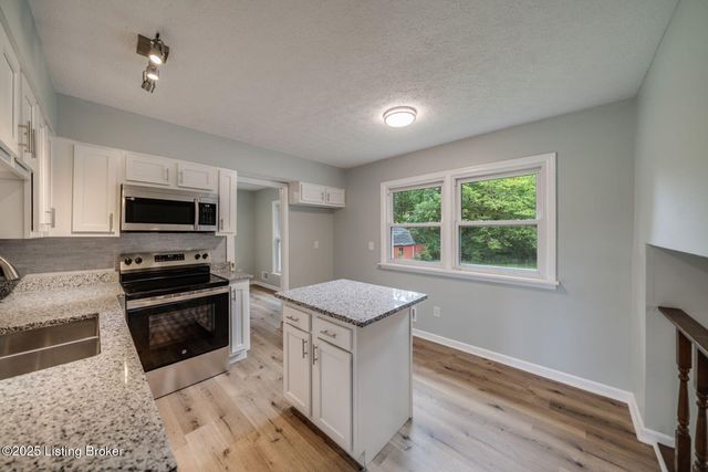 2907 Carden Ln, La Grange, KY 40031