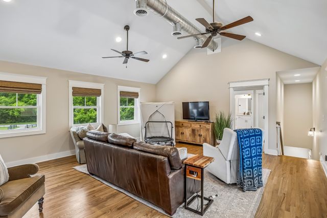 1765 Theta Pike, Columbia, TN 38401