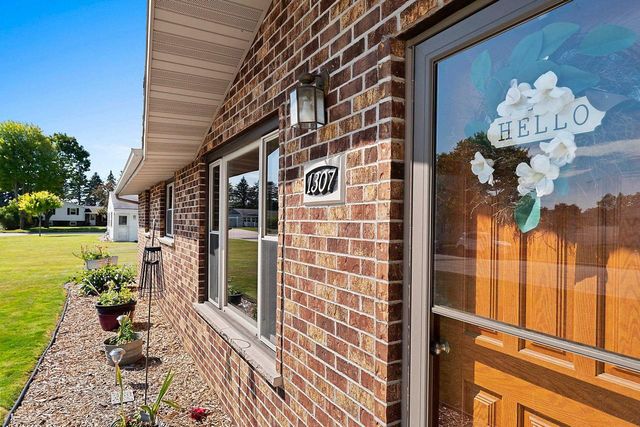 1307 SUNRAY LANE, Green Bay, WI 54313