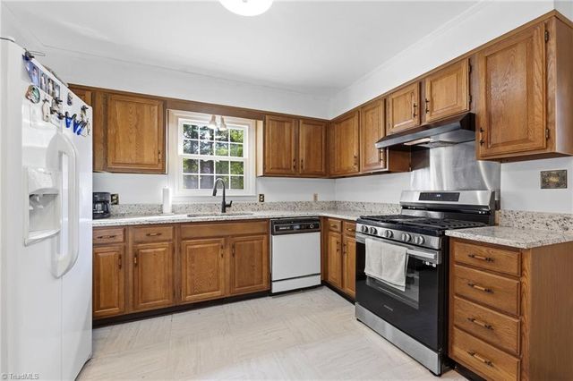 120 Tangle Drive, Jamestown, NC 27282