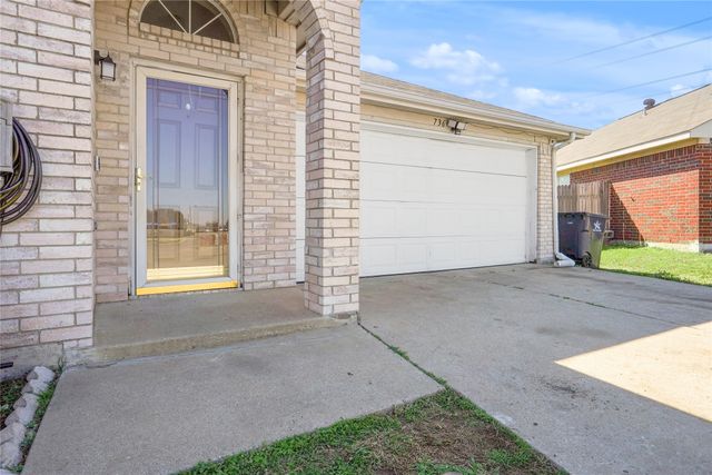 736 W Colony Drive, Arlington, TX 76001