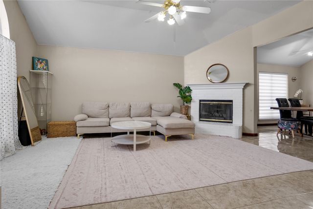 736 W Colony Drive, Arlington, TX 76001