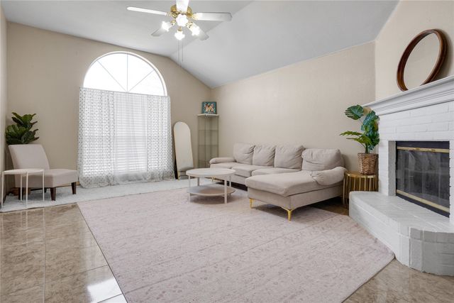 736 W Colony Drive, Arlington, TX 76001