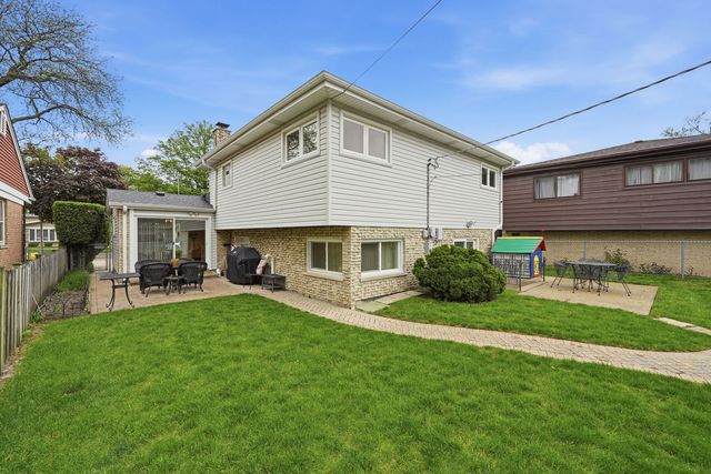 9437 N Lockwood Avenue, Skokie, IL 60077