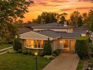 9437 N Lockwood Avenue, Skokie, IL 60077