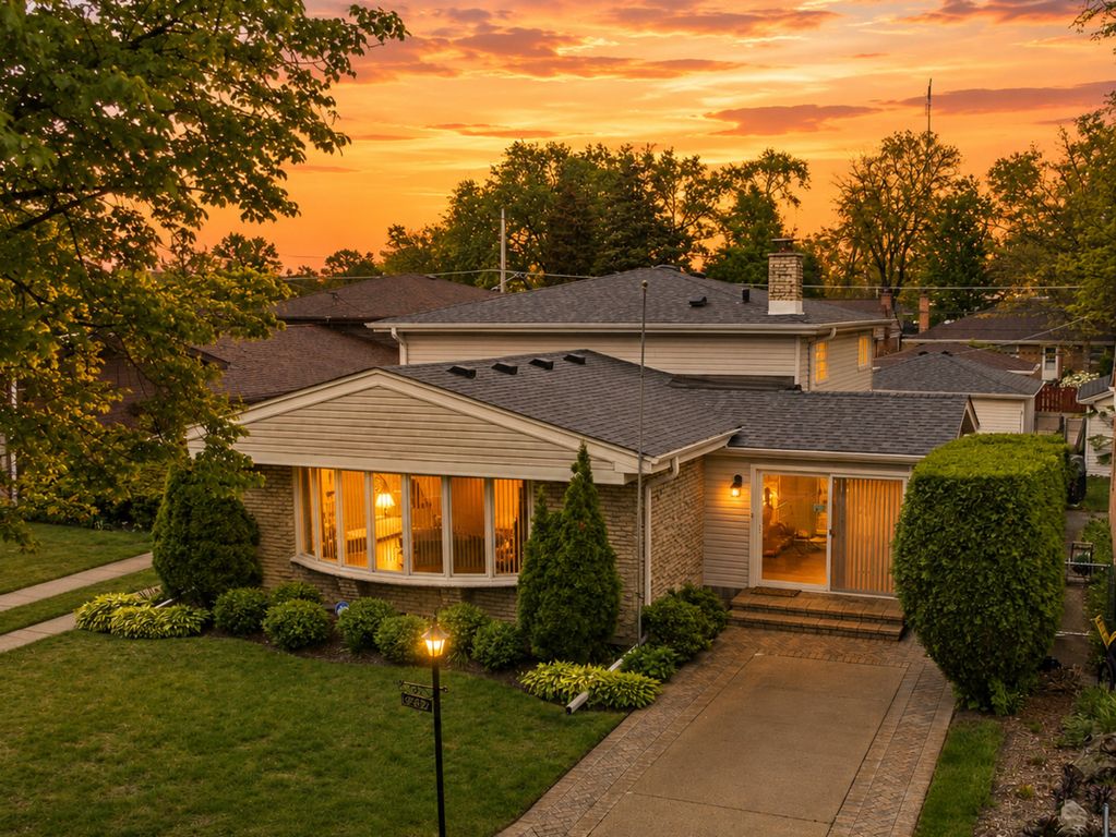 9437 N Lockwood Avenue, Skokie, IL 60077