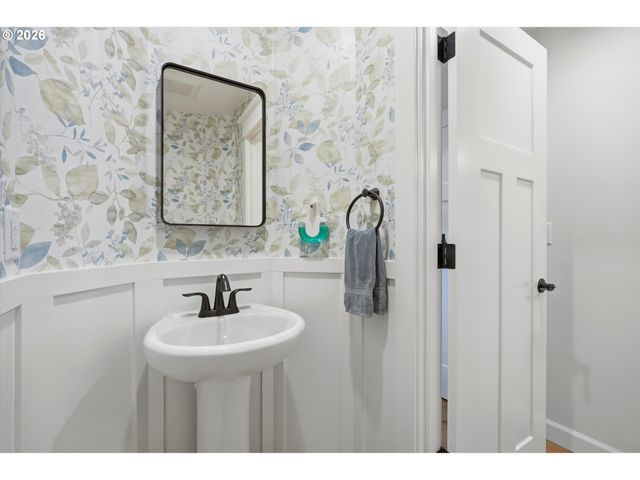 314 N 7TH St, Carlton, OR 97111