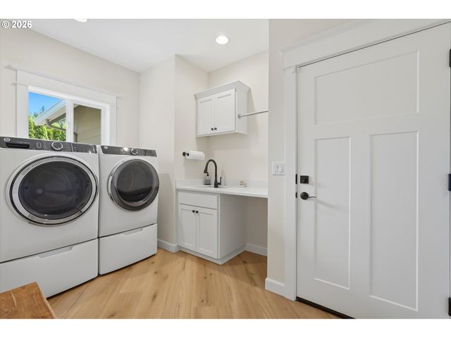 314 N 7TH St, Carlton, OR 97111