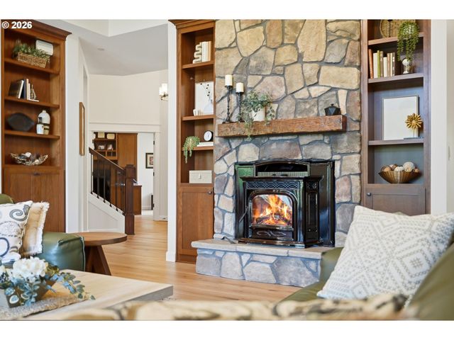 314 N 7TH St, Carlton, OR 97111