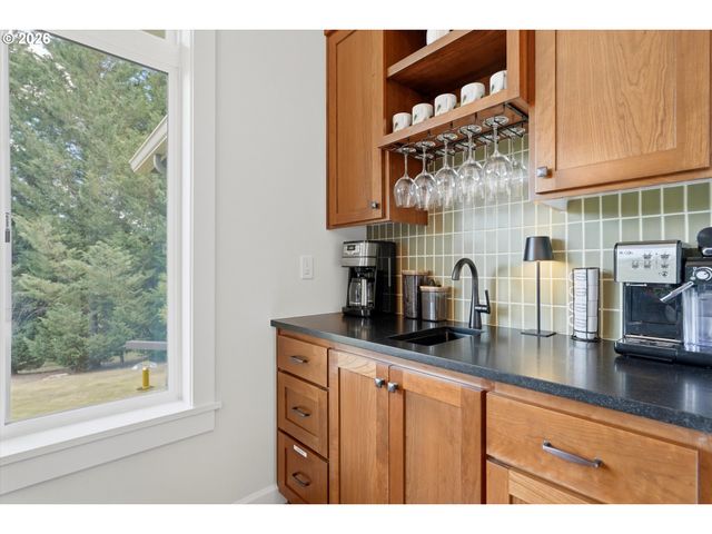 314 N 7TH St, Carlton, OR 97111