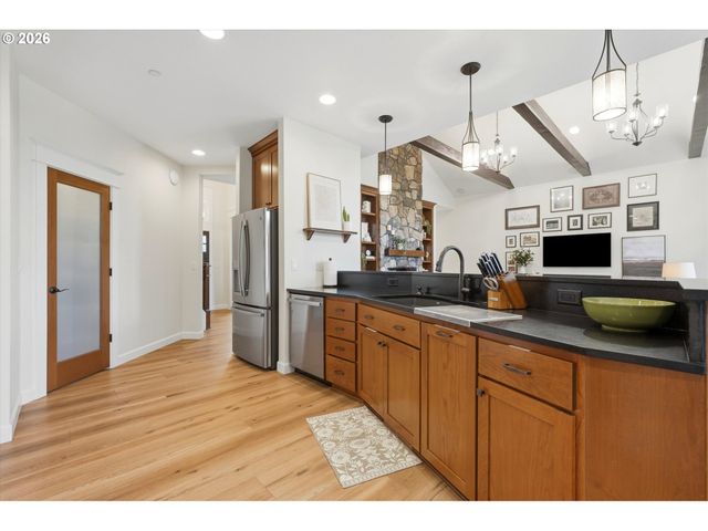 314 N 7TH St, Carlton, OR 97111