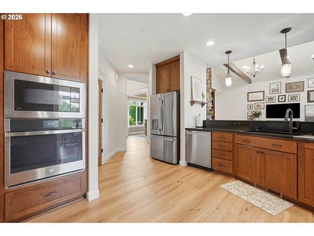 314 N 7TH St, Carlton, OR 97111