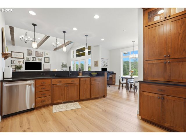 314 N 7TH St, Carlton, OR 97111