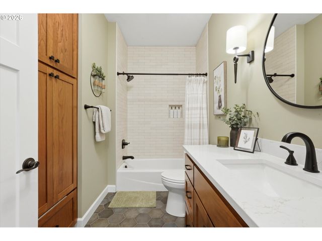 314 N 7TH St, Carlton, OR 97111
