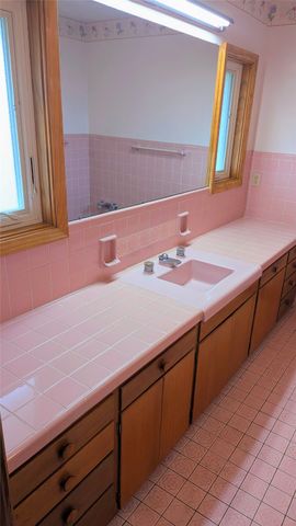 2250 70th Street, Windsor Heights, IA 50324