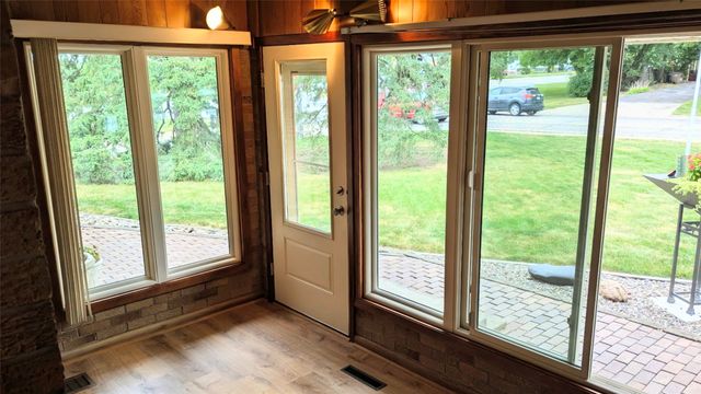 2250 70th Street, Windsor Heights, IA 50324