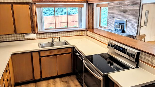 2250 70th Street, Windsor Heights, IA 50324