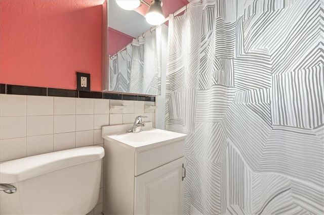 114 W Pocahontas Lane, Kansas City, MO 64114
