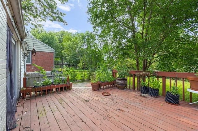 114 W Pocahontas Lane, Kansas City, MO 64114