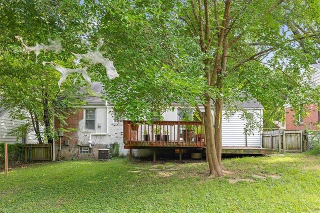 114 W Pocahontas Lane, Kansas City, MO 64114