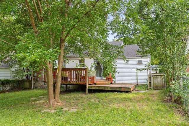 114 W Pocahontas Lane, Kansas City, MO 64114