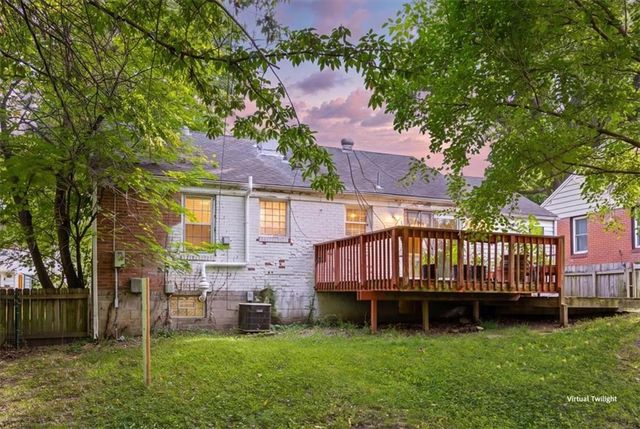 114 W Pocahontas Lane, Kansas City, MO 64114