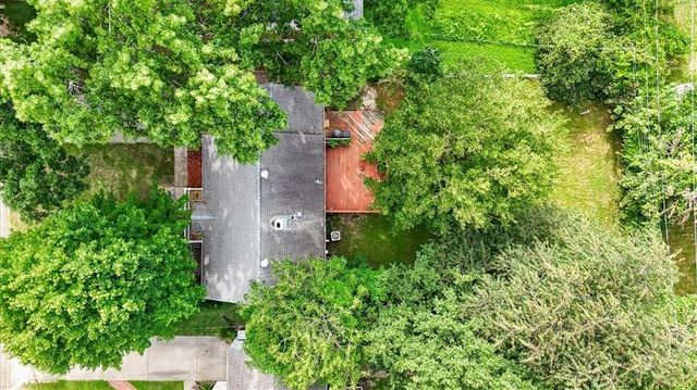 114 W Pocahontas Lane, Kansas City, MO 64114