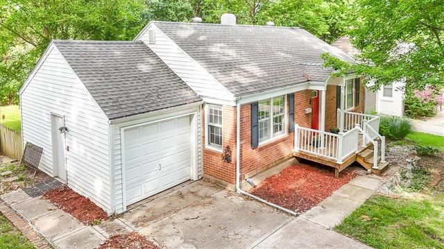 114 W Pocahontas Lane, Kansas City, MO 64114