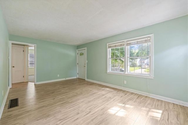 114 W Pocahontas Lane, Kansas City, MO 64114