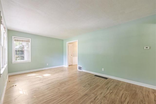 114 W Pocahontas Lane, Kansas City, MO 64114