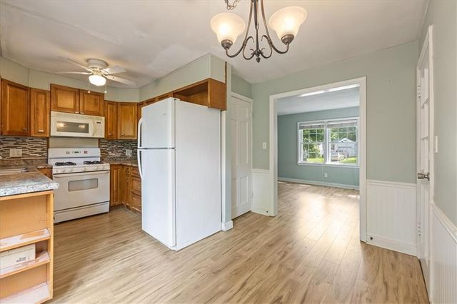114 W Pocahontas Lane, Kansas City, MO 64114