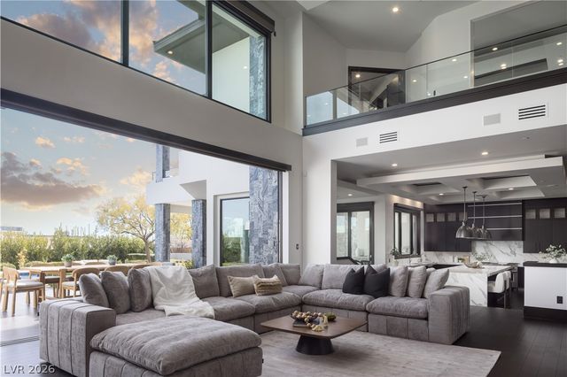 6 Bright Hollow Court, Las Vegas, NV 89135