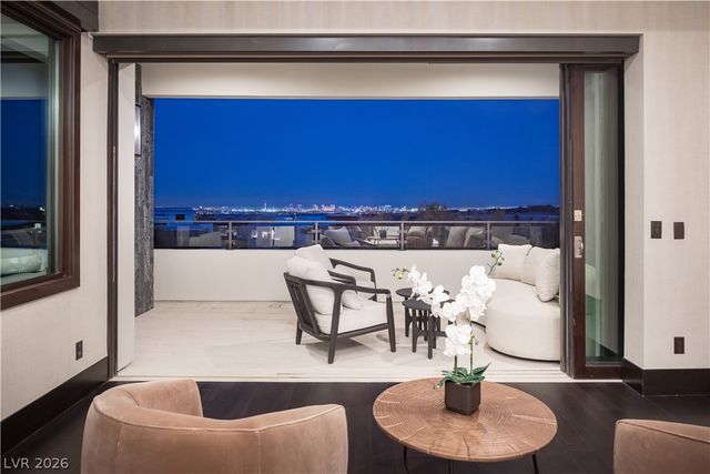 6 Bright Hollow Court, Las Vegas, NV 89135