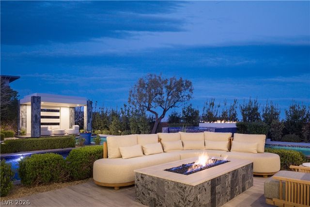 6 Bright Hollow Court, Las Vegas, NV 89135