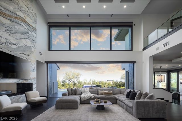 6 Bright Hollow Court, Las Vegas, NV 89135