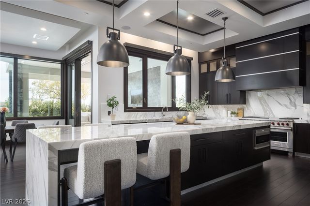 6 Bright Hollow Court, Las Vegas, NV 89135