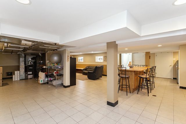 1558 Portsmouth Avenue, Westchester, IL 60154