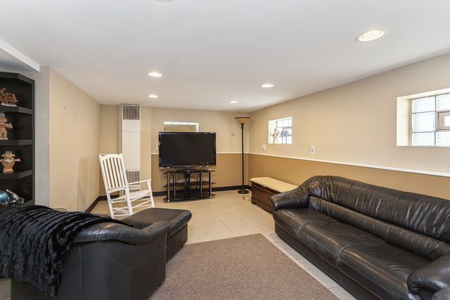 1558 Portsmouth Avenue, Westchester, IL 60154