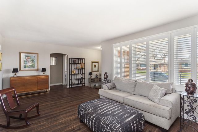 1558 Portsmouth Avenue, Westchester, IL 60154