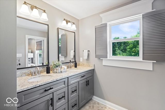 9749 Thorne Cliff Way UNIT 102, Fishers, IN 46037