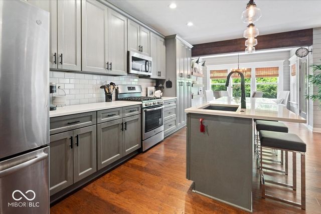 9749 Thorne Cliff Way UNIT 102, Fishers, IN 46037
