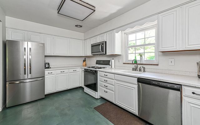 95 Twin Oak Drive, Pine Twp, PA 15090
