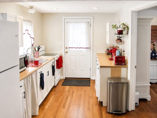 9 Medina Dr, Wareham, MA 02571