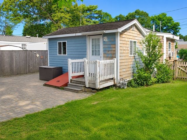 9 Medina Dr, Wareham, MA 02571