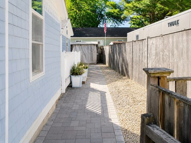 9 Medina Dr, Wareham, MA 02571