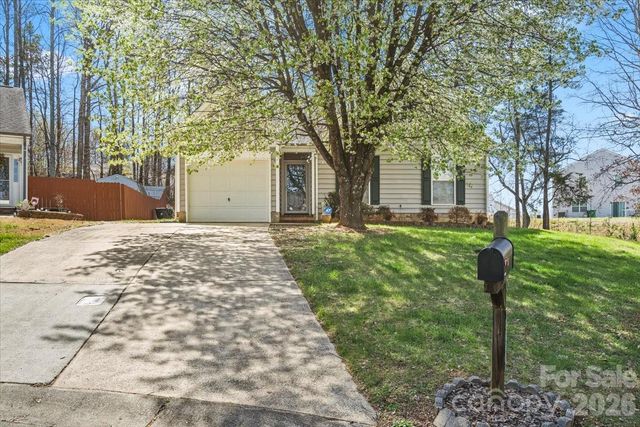 8636 Warwick Crest Lane, Charlotte, NC 28215