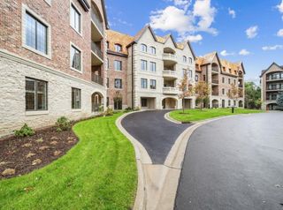 1850 Amberley Court 302, Lake Forest, IL 60045
