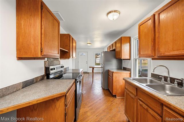 20240 Hollywood Street, Harper Woods, MI 48225